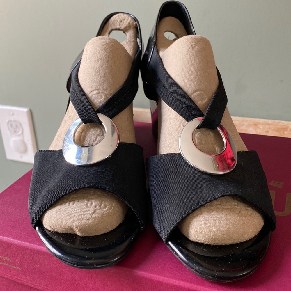 Stretch sandals